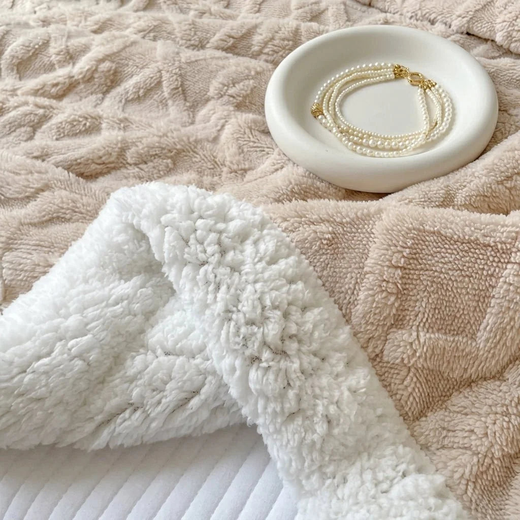 Double-Sided Fleece Blanket – Warm Plush Throw for Sofa and Bed Use 7